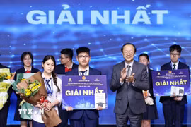Thứ trưởng Thường trực Bộ Giáo dục và Đào tạo Phạm Ngọc Thưởng trao giải Nhất cho các học sinh đạt giải. (Ảnh: Thanh Tùng/TTXVN)