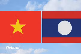 Cờ Việt Nam và cờ Lào. (Ảnh: Vietnam+)