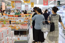 Người tiêu dùng mua sắm tại siêu thị ở Seoul, Hàn Quốc. (Ảnh: Yonhap/TTXVN)