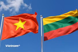 Cờ Việt Nam và cờ Litva. (Ảnh: Vietnam+)