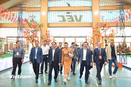 Phó Thủ tướng Bùi Thanh Sơn kiểm tra công tác chuẩn bị cho Hội chợ mùa Thu. (Ảnh: PV/Vietnam+)