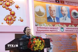 Cô Sivanheung Phengkhammay, Hiệu trưởng trường Song ngữ Lào-Việt Nam Nguyễn Du phát biểu tại kỷ niệm. (Ảnh: Xuân Tú/TTXVN)