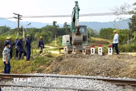 Các lực lượng chức năng liên ngành xoá bỏ những lối mở tự phát qua đường sắt tại xã Đồng Lê, tỉnh Quảng Trị. (Ảnh: Thanh Thủy/TTXVN)