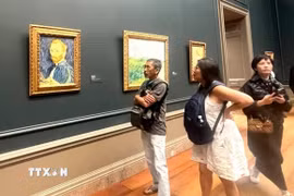 Du khách chiêm ngưỡng bức chân dung tự họa của danh họa Van Gogh tại Bảo tàng Nghệ thuật Quốc gia (National Gallery of Art) ở Washington D.C., Mỹ. (Ảnh: Đoàn Hùng/TTXVN)