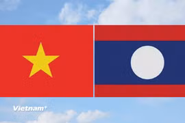 Cờ Việt Nam và cờ Lào. (Ảnh: Vietnam+)