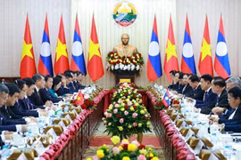 Thủ tướng Lê Minh Hưng và Thủ tướng Lào Saleumxay Kommasith hội đàm. (Ảnh: Dương Giang/TTXVN)