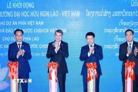 Thủ tướng Lê Minh Hưng và Thủ tướng Lào Saleumxay Kommasith thực hiện nghi thức khởi động dự án Trường Đại học Hữu nghị Lào-Việt Nam. (Ảnh: Dương Giang/TTXVN)