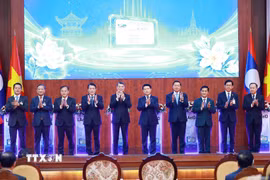 Thủ tướng Lê Minh Hưng và Thủ tướng Lào Saleumxay Kommasith thực hiện nghi thức bàn giao Hệ thống quản lý dân cư và căn cước công dân tại Lào. (Ảnh: Dương Giang/TTXVN)