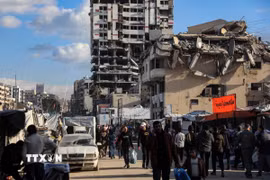 Người dân tại thành phố Gaza. (Ảnh: THX/TTXVN phát)