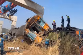 Lực lượng cứu hộ làm nhiệm vụ tại hiện trường vụ sập cần cẩu xuống đoàn tàu chở khách ở huyện Sikhio, Thái Lan ngày 14/1/2026. (Ảnh: THX/TTXVN)