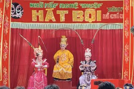 Trích đoạn hát bội “Xử bá đao Từ Hải Thọ” được công diễn tại Lăng Lê Văn Duyệt (phường Gia Định, TP. Hồ Chí Minh). (Ảnh: Thu Hương/TTXVN)