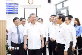 Tổng Bí thư Tô Lâm thăm Trung tâm dịch vụ hành chính công tại xã Tân Vĩnh Lộc, Thành phố Hồ Chí Minh. (Ảnh: Thống Nhất/TTXVN)