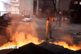 Quá trình công nghiệp như luyện kim thuộc danh mục phải thực hiện kiểm kê khí nhà kính. (Ảnh: Quốc Khánh/TTXVN)