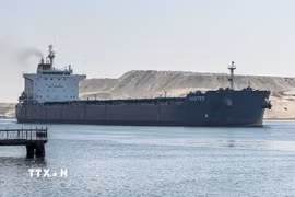 Một tàu hàng di chuyển qua kênh đào Suez ở Ismailia, Ai Cập. (Ảnh: THX/TTXVN)