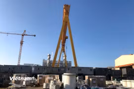 Sản phẩm của Công ty Neotec được tập kết bên ngoài phân xưởng của Nhà máy DHI - một trong những đơn vị hàng đầu trong lĩnh vực đóng tàu và chế tạo thiết bị công nghiệp nặng của Hàn Quốc - để chuẩn bị cho khâu lắp ráp. (Ảnh PV/Vietnam+)