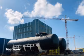Bồn chứa nhiên liệu LNG tại nhà máy (Ảnh: PV/Vietnam+)