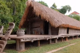 Nhà dài Ê Đê được dựng trên cơ sở nhà của gia đình bà H’Đách Êban (người Êđê Kpạ) làm năm 1967 ở buôn Ky, tỉnh Đắc Lắc. Nhà dài 42,50m, sàn cao 1,10m và rộng 6m; có gần 300 hiện vật được trưng bày tại đây. (Nguồn: Bảo tàng Dân tộc học Việt Nam)