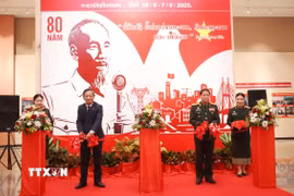 Đại sứ Việt Nam tại Lào Nguyễn Minh Tâm (bên trái) và Trung tướng Vongsone Inpanphim, Chủ nhiệm Tổng Cục Chính trị Quân đội, Thứ trưởng Bộ Quốc phòng Lào cắt băng khai mạc Triểm lãm ảnh chuyên đề Kỷ niệm Quốc khánh Việt Nam tròn 80 năm. (Ảnh: Xuân Tú/TTXVN)