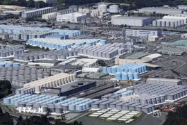 Các bể chứa nước thải nhiễm phóng xạ đã qua xử lý tại nhà máy điện hạt nhân Fukushima Daiichi ở tỉnh Fukushima, Nhật Bản. (Ảnh: Kyodo/TTXVN)