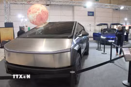 Mẫu xe điện của hãng Tesla được giới thiệu tại triển lãm ô tô ở Lisbon, Bồ Đào Nha. (Ảnh: THX/TTXVN)
