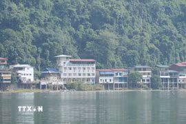 Các công trình vi phạm liên quan đến đất đai tại khu vực hồ Ba Bể. (Ảnh: Hoàng Nguyên/TTXVN)