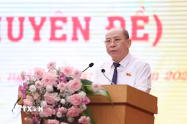 Chủ tịch HĐND tỉnh Phú Thọ Bùi Đức Hinh phát biểu tại Kỳ họp. (Ảnh: Thu Hương/TTXVN)