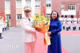 Thiếu tướng Phạm Thanh Hùng, Tư lệnh Bộ Tư lệnh Cảnh vệ đón Phó Chủ tịch nước Võ Thị Ánh Xuân. (Ảnh: Phạm Kiên/TTXVN)