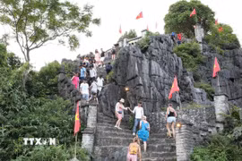 Du khách tham quan Hang Múa - điểm du lịch nằm trong vùng lõi Quần thể danh thắng Tràng An, Ninh Bình. (Ảnh: Đức Phương/TTXVN)
