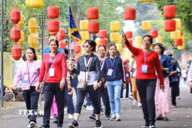 Đoàn khách du lịch Trung Quốc tham quan Khu di tích trung tâm Hoàng thành Thăng Long. (Ảnh: Tuấn Đức/TTXVN)