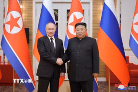 Tổng thống Nga Vladimir Putin (trái) và nhà lãnh đạo Triều Tiên Kim Jong Un tại cuộc gặp ở Bình Nhưỡng, ngày 19/6/2024. (Ảnh: Yonhap/TTXVN phát)
