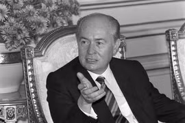 Cựu Tổng thống Sip George Vassiliou phát biểu tại một cuộc họp báo về việc cải thiện quan hệ thương mại giữa Sip và Ai Cập ở Cairo ngày 22/11/1989. (Ảnh: Reuters)