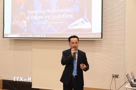 Tham tán Thương mại Việt Nam tại Hàn Quốc Phạm Khắc Tuyên phát biểu tại hội thảo. (Ảnh Khánh Vân/TTXVN)