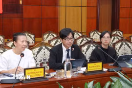 Ông Hagino Tatsuya - Giám đốc cấp cao khối phát triển dự án và xây dựng Tập đoàn AEON (giữa) - trao đổi một số đề xuất đầu tư tại Tây Ninh. (Ảnh: Thanh Tân/TTXVN)