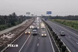 Làn dừng xe khẩn cấp được tạm thời sử dụng để phân luồng phương tiện, giảm áp lực giao thông trên tuyến cao tốc Thành phố Hồ Chí Minh - Trung Lương. (Ảnh: TTXVN phát)