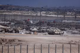 Xe quân sự Israel tại biên giới Israel-Gaza, ngày 9/10/2025. (Nguồn: THX/TTXVN)