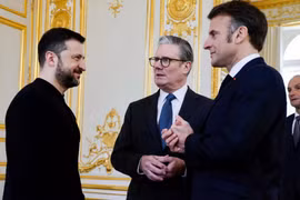 Từ trái sang: Tổng thống Ukraine Volodymyr Zelensky, Thủ tướng Anh Keir Starmer và Tổng thống Pháp Emmanuel Macron tại Hội nghị thượng đỉnh các nhà lãnh đạo châu Âu để thảo luận về Ukraine ở London, ngày 2/3. (Ảnh: AP)