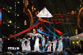 Các nghệ sỹ biểu diễn trong Gala “Tổ quốc bình yên”. (Ảnh: Hồng Đạt/TTXVN)