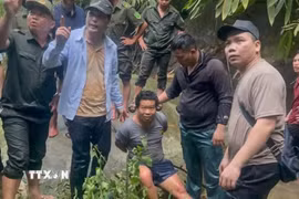 Nghi phạm Hù A San (sinh năm 1991, trú tại thôn Séo Tả 2, xã Hợp Thành, tỉnh Lào Cai) đã bị lực lượng chức năng bắt giữ khi y đang cố thủ trên thác nước trong rừng sâu. (Ảnh: TTXVN phát)