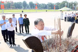 Tổng Bí thư, Chủ tịch nước Tô Lâm dâng hương tưởng nhớ Chủ tịch Hồ Chí Minh trước Lăng Bác. (Ảnh: Thống Nhất/TTXVN)