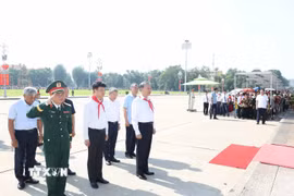 Tổng Bí thư, Chủ tịch nước Tô Lâm và các đại biểu thành kính tưởng nhớ Chủ tịch Hồ Chí Minh. (Ảnh: Thống Nhất/TTXVN)
