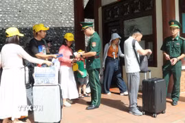 Bộ đội Biên phòng cửa khẩu quốc tế Hữu Nghị kiểm soát thủ tục xuất nhập cảnh khu vực mốc 1116. (Ảnh: Quang Duy/TTXVN)