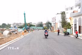 Các phương tiện lưu thông trên tuyến đường được thông xe kỹ thuật sáng 2/9/2026. (Ảnh: Tiến Lực/TTXVN)