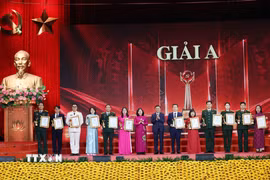 Đồng chí Trần Cẩm Tú, Ủy viên Bộ Chính trị, Thường trực Ban Bí thư, Trưởng Ban Chỉ đạo 35 Trung ương và đồng chí Bùi Thị Minh Hoài, Ủy viên Bộ Chính trị, Bí thư Trung ương Đảng, Chủ tịch Ủy ban Trung ương Mặt trận Tổ quốc Việt Nam trao Giải A cho các tác giả, nhóm tác giả. (Ảnh: Phương Hoa/TTXVN)