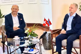 Đại sứ Na Uy tại Việt Nam Stein Iversen (phải) và Đại sứ Thụy Sĩ tại Việt Nam Thomas Gass (trái) chia sẻ với báo chí về ý nghĩa, tác động và triển vọng của hiệp định FTA Việt Nam-EFTA. (Ảnh: Việt Đức/TTXVN)