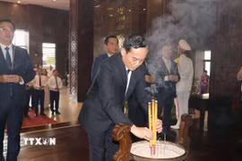Bí thư Thành ủy Thành phố Hồ Chí Minh Trần Lưu Quang dâng hương tưởng nhớ Chủ tịch Tôn Đức Thắng tại Bảo tàng Tôn Đức Thắng. (Ảnh: Thanh Vũ/TTXVN)