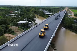 Các nhà thầu huy động tối đa nhân lực, thiết bị thi công cao tốc Cao Lãnh-An Hữu. (Ảnh: Công Trí/TTXVN)