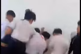 Hình ảnh nhóm học sinh lớp 8 ở Lâm Đồng đánh bạn học cùng lớp. (Ảnh cắt từ clip)
