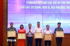 Phó Chủ tịch UBND tỉnh Quảng Ninh Lê Văn Ánh trao Bằng khen cho các tập thể có nhiều sáng kiến hay trong cải cách hành chính, cải thiện môi trường đầu tư kinh doanh, nâng cao chất lượng quản trị, điều hành. (Ảnh: Đức Hiếu/TTXVN)