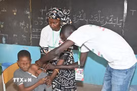 Tiêm vaccine phòng bệnh sởi cho trẻ em tại Dakar, Senegal. (Ảnh: THX/TTXVN)