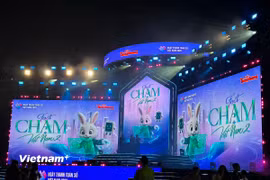Sân khấu chính của Fest “Chạm Việt Nam 2” với thông điệp “Chạm số-Sống xanh.” (Ảnh: Phương Thảo/Vietnam+)